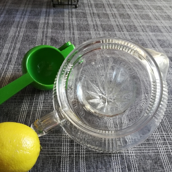 Lot of 2: Vintage Pressed Glass Lemon Squeezer & single Lemon Squeezer 🍋 - Picture 4 of 7